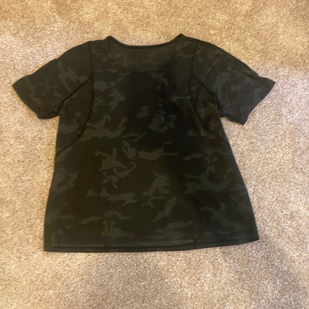 Lululemon camo short sleeve workout top. Size 8.